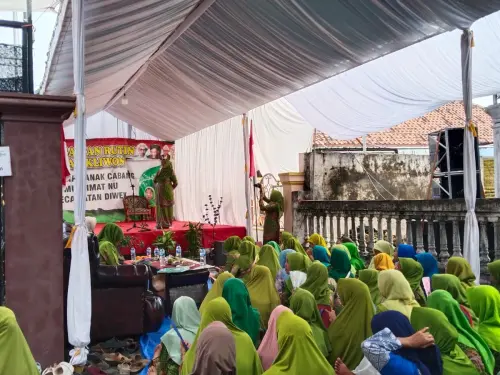 Ajak Rutin Sedekah, Hj Munjidah Wahab Hadiri Rutinan Ahad Kliwon