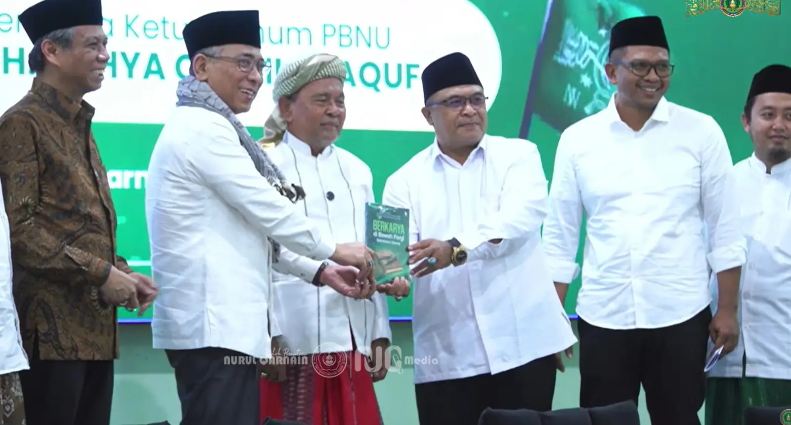 Penyerahan Buku Karya Pengurus LAZISNU PBNU di Penghujung Tasyakuran 1 Abad NU