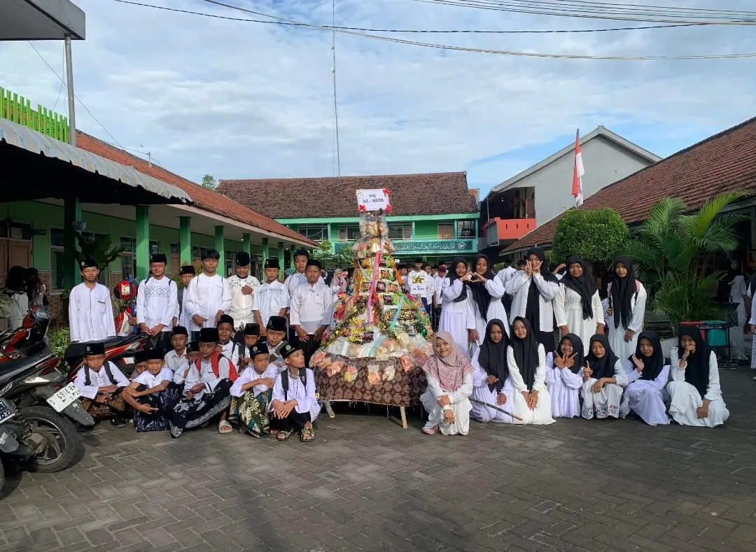Peringati Maulid Nabi, Siswa Di Jombang Kirab Tumpeng dengan Iringan Sholawat
