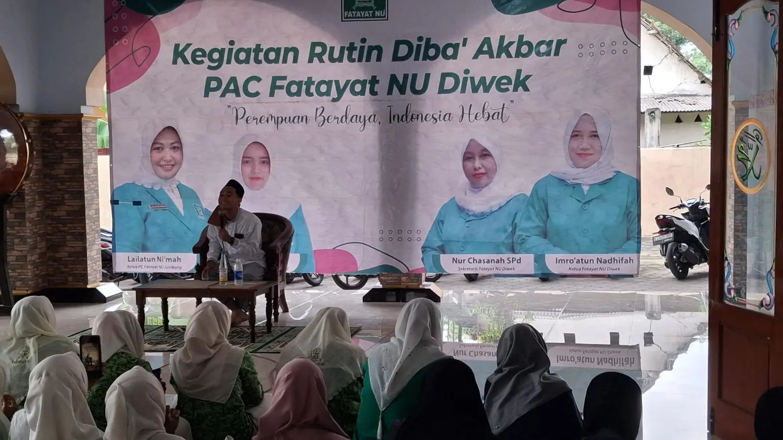 Ramaikan Hari Santri, PAC Fatayat NU Diwek Gelar Diba' Akbar dan Bazar UMKM